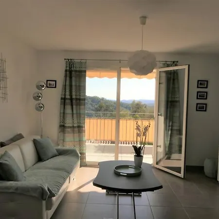 2 Pieces Meublees Avec Piscine, Proche De Mandelieu